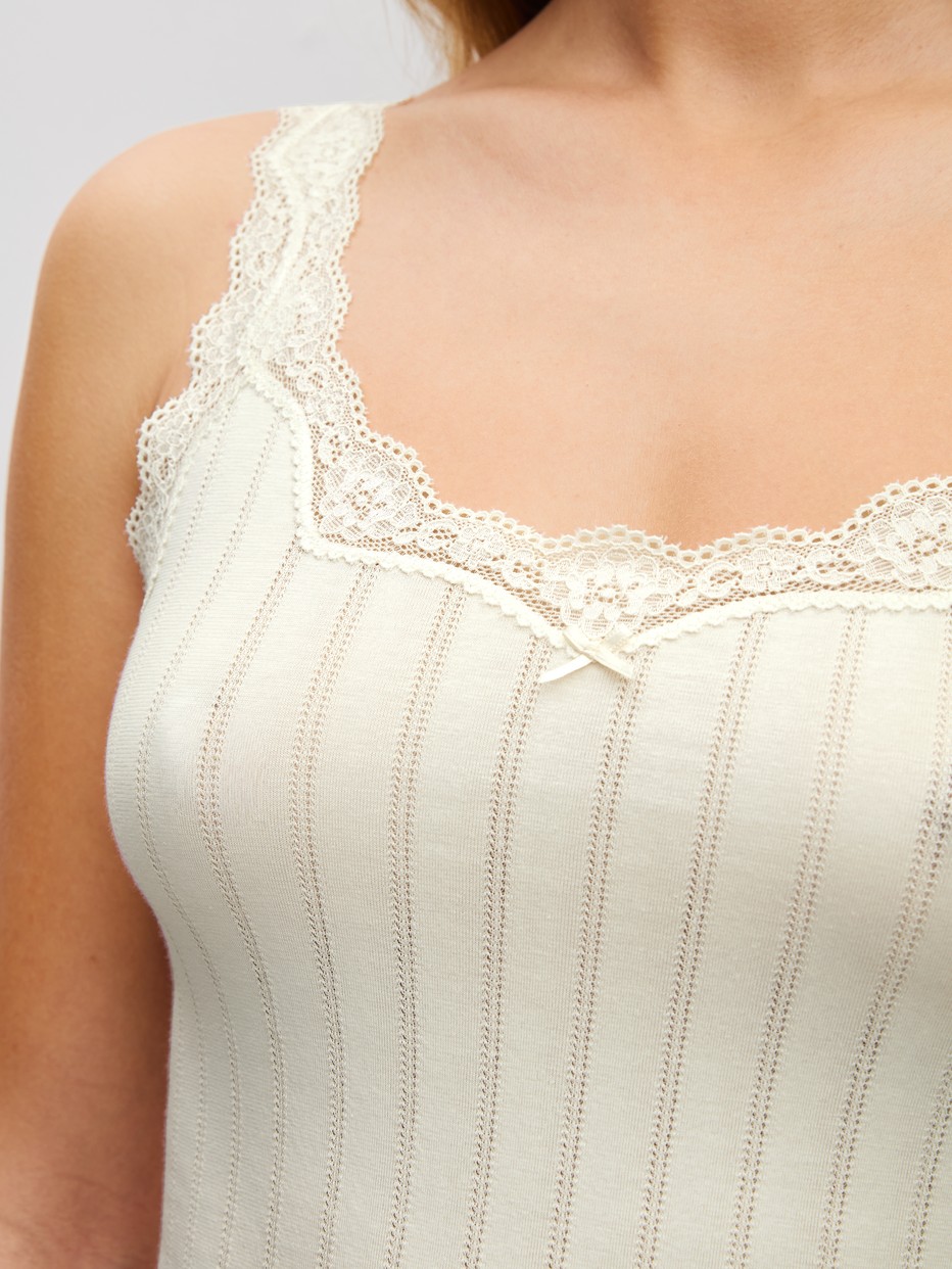 Le mannequin Femme porte le/la Débardeur en Coton de couleur Beige, Dentelle, de la série Etude Toujours de CALIDA, Détail