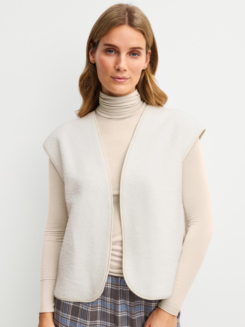 Damen-Model trägt Plüsch-Weste aus Baumwolle in Beige, Einfarbig aus Serie Alpine LW von CALIDA, Vorderansicht