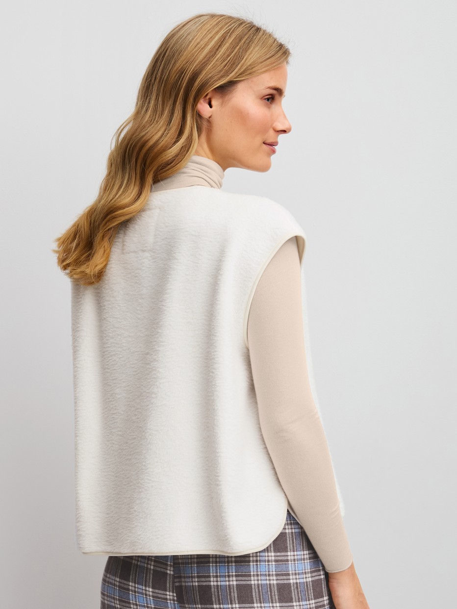 Damen-Model trägt Plüsch-Weste aus Baumwolle in Beige, Einfarbig aus Serie Alpine LW von CALIDA, Rückansicht