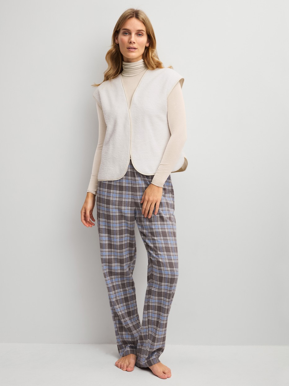 Damen-Model trägt Plüsch-Weste aus Baumwolle in Beige, Einfarbig aus Serie Alpine LW von CALIDA, Outfit