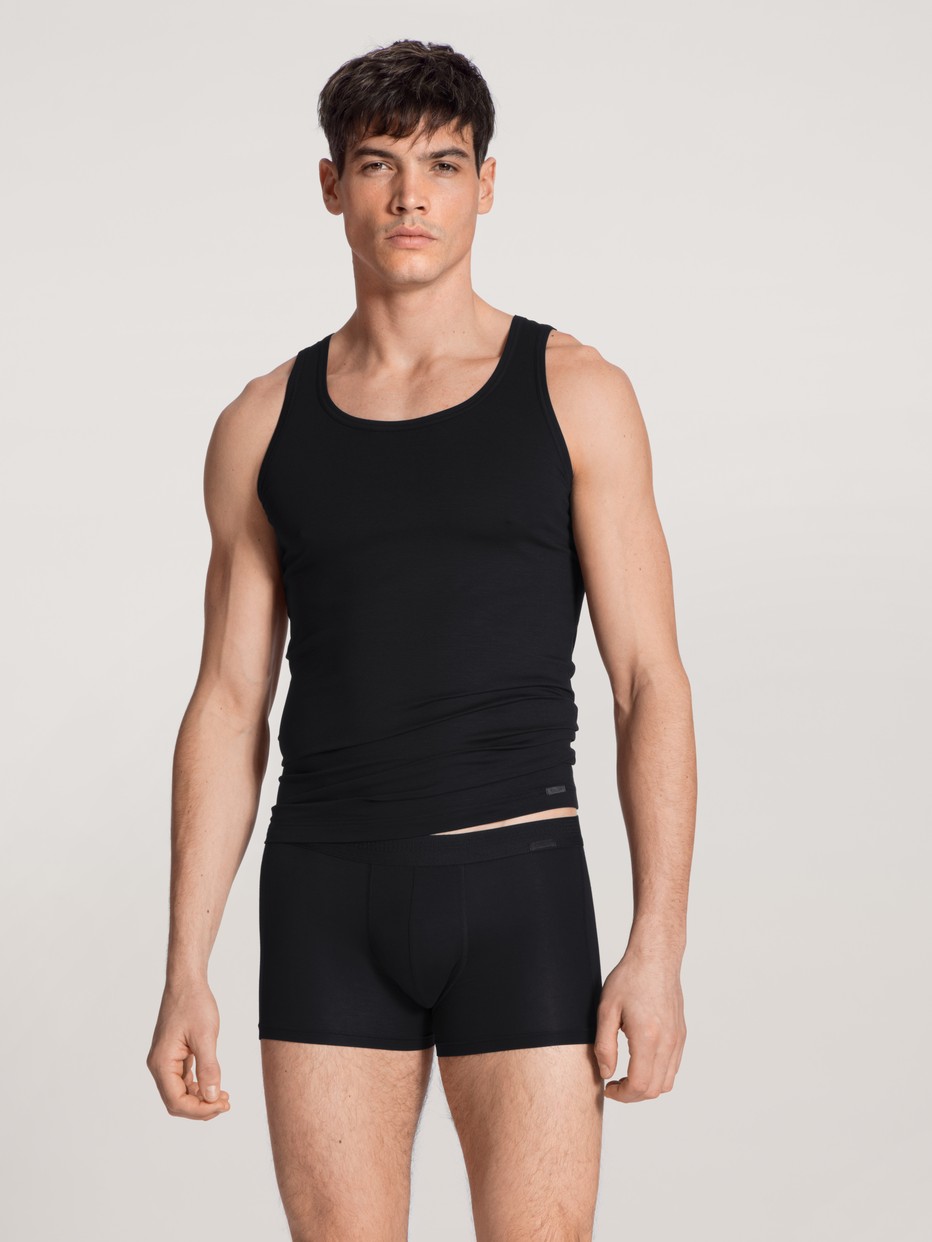 Herren-Model trägt Tank-Top aus Lyocell in Schwarz, Einfarbig aus Serie Focus von CALIDA, Outfit