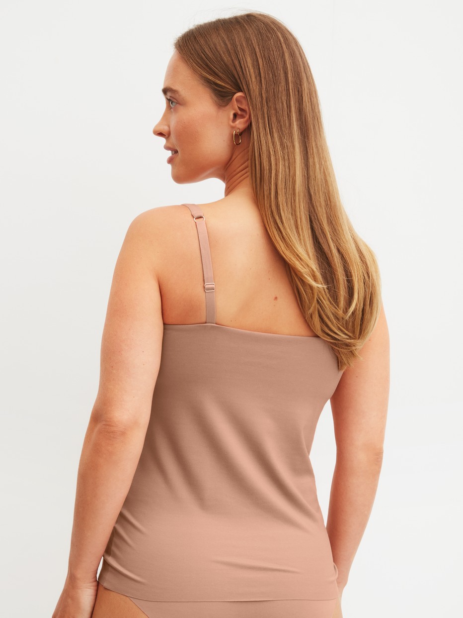 Damen-Model trägt Tank-Top mit Bustier aus Modal in Grau, Einfarbig aus Serie Natural Skin von CALIDA, Rückansicht