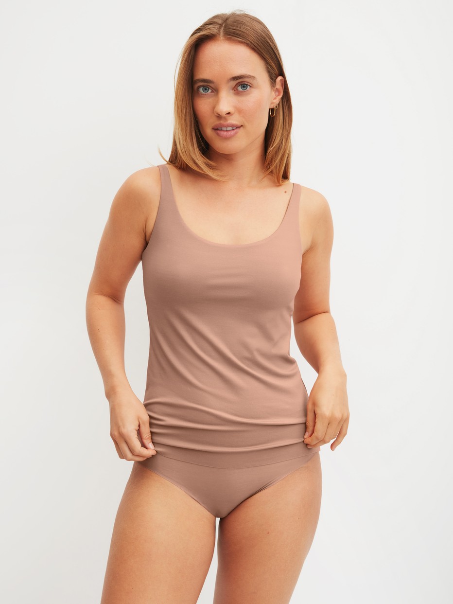 Damen-Model trägt Tank-Top mit Bustier aus Modal in Grau, Einfarbig aus Serie Natural Skin von CALIDA, Outfit