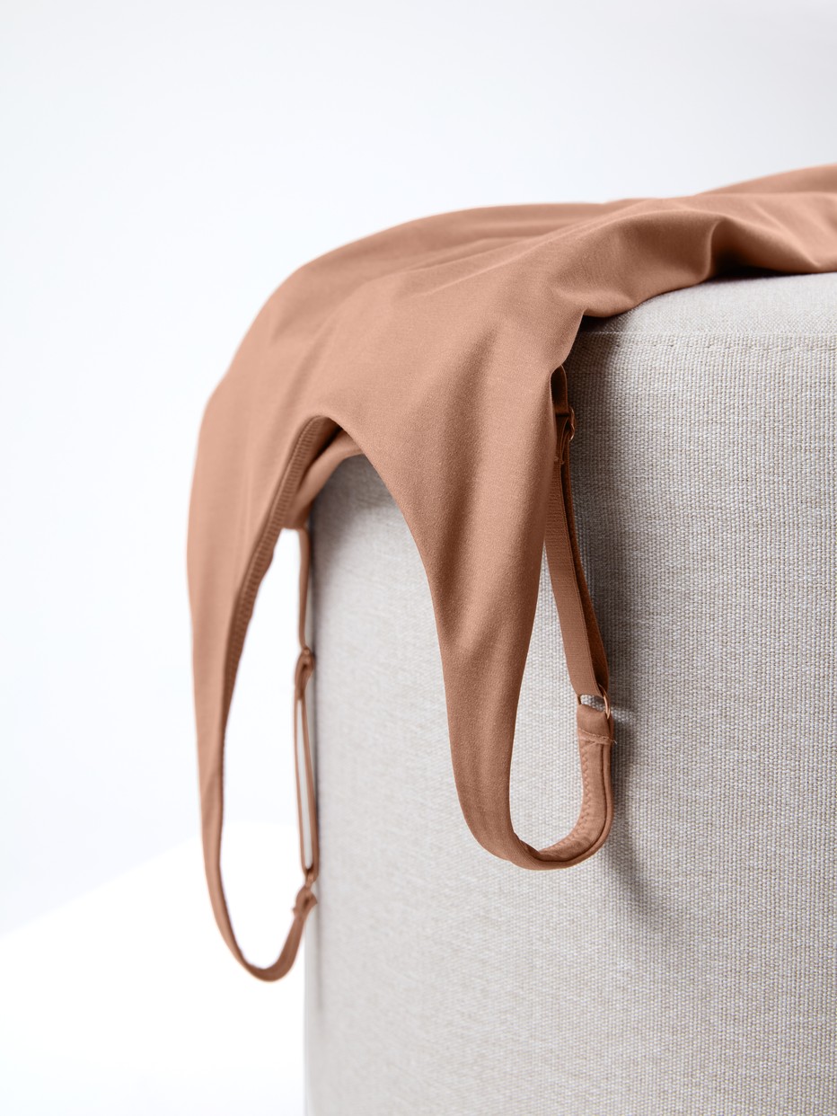 Damen-Model trägt Tank-Top mit Bustier aus Modal in Grau, Einfarbig aus Serie Natural Skin von CALIDA, Zusatzbild