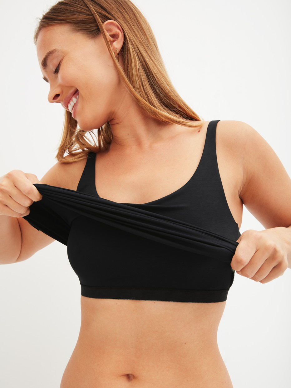Damen-Model trägt Tank-Top mit Bustier aus Modal in Schwarz, Einfarbig aus Serie Natural Skin von CALIDA, Zusatzbild
