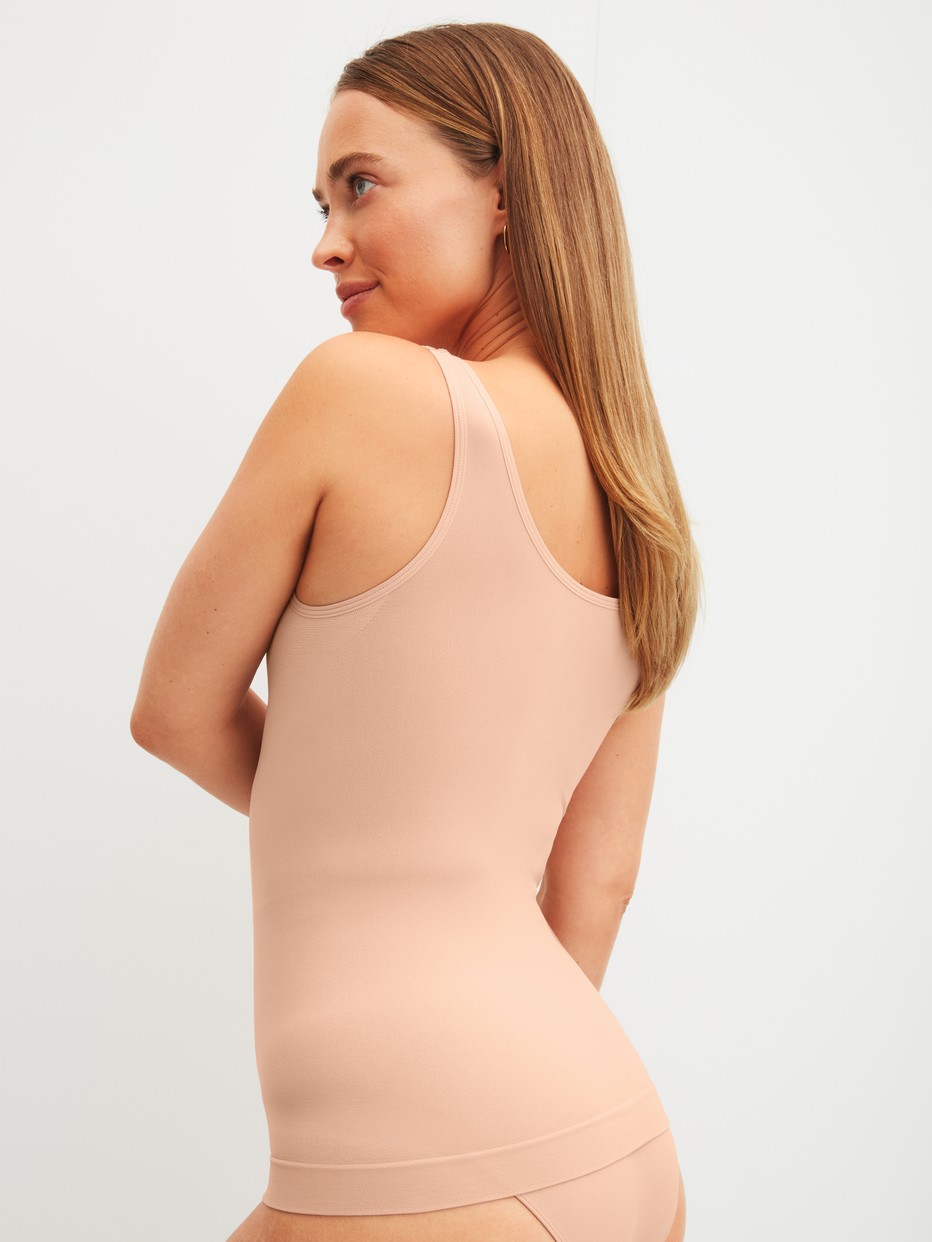 La modella / Il modello Donna indossa Canotteria modellante in Poliammide di colore Rosa, Tinta unita, della serie Seamless Shape di CALIDA, Vista posteriore