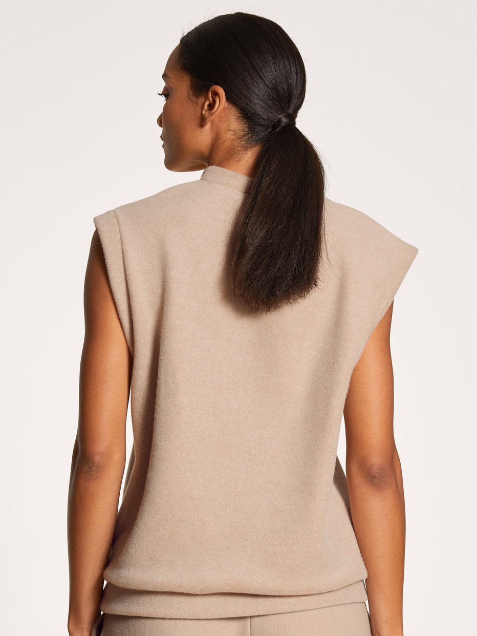 Damen-Model trägt Sweatshirt aus  in Beige, Einfarbig aus Serie Loungewear Xtra von CALIDA, Rückansicht