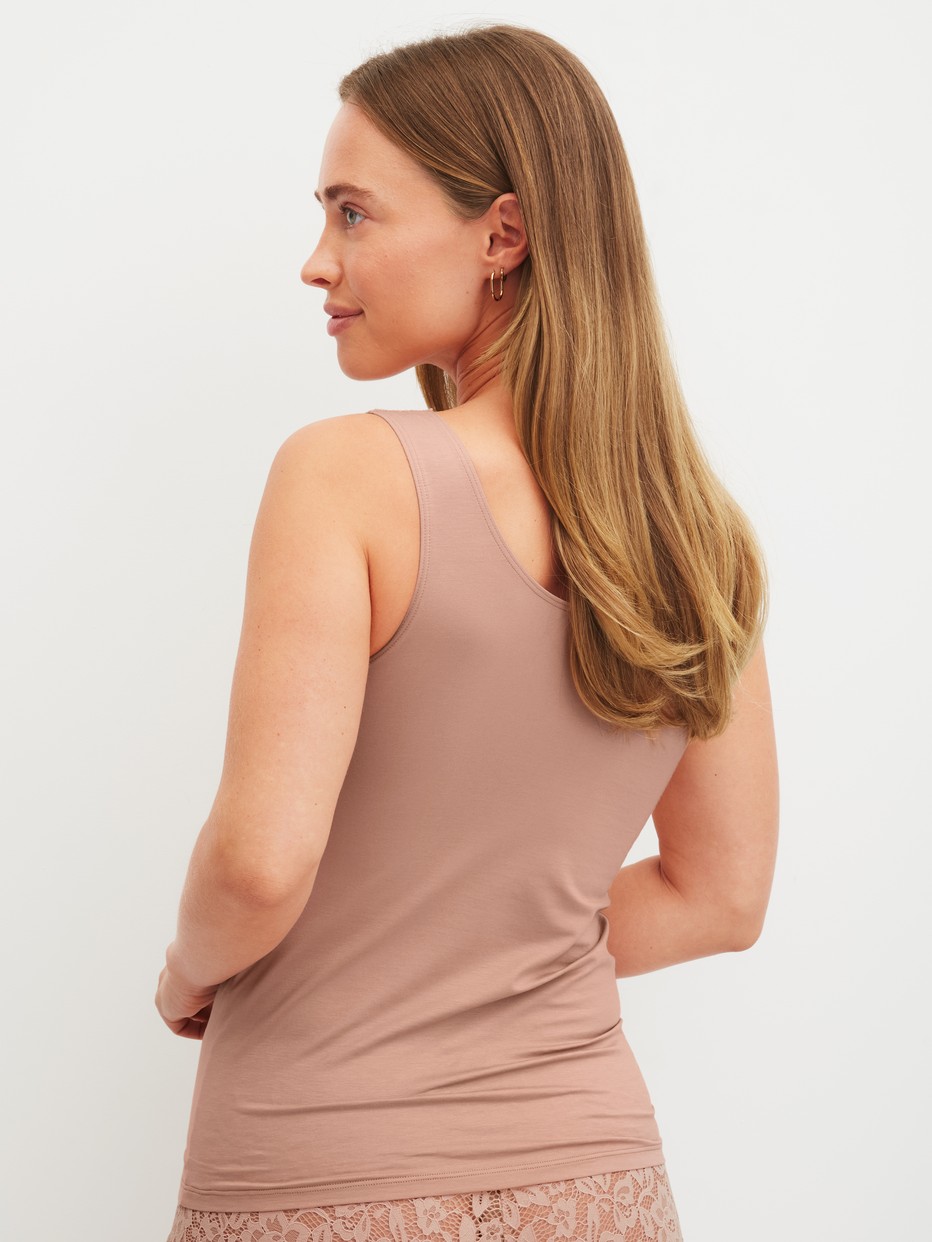 Damen-Model trägt Tank-Top aus Baumwolle in Braun, Spitze aus Serie Natural Comfort Lace von CALIDA, Rückansicht