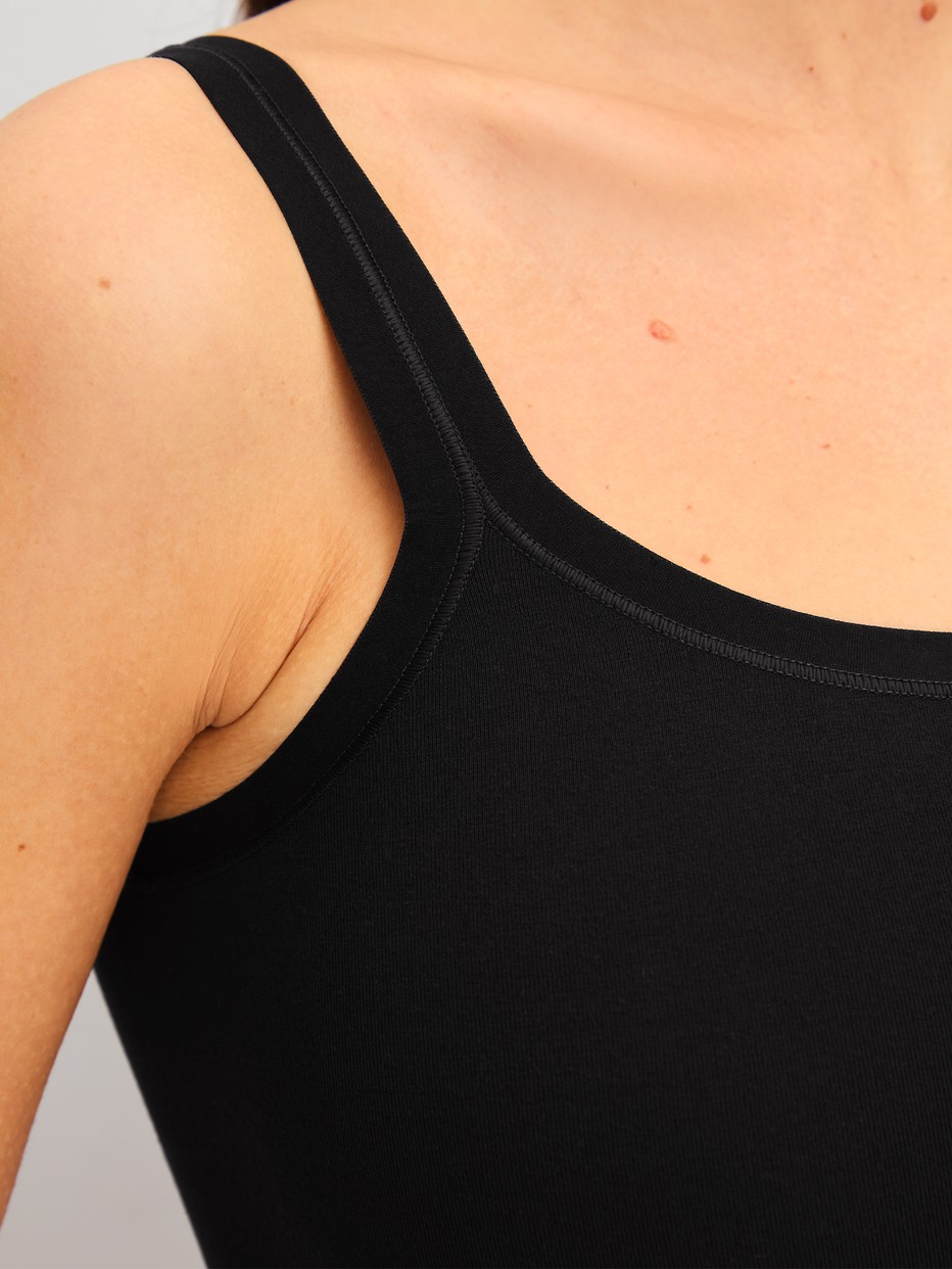 Le mannequin Femme porte le/la Débardeur à fines bretelles en Modal de couleur Noir, Unicolore, de la série Seamless Natural de CALIDA, Détail