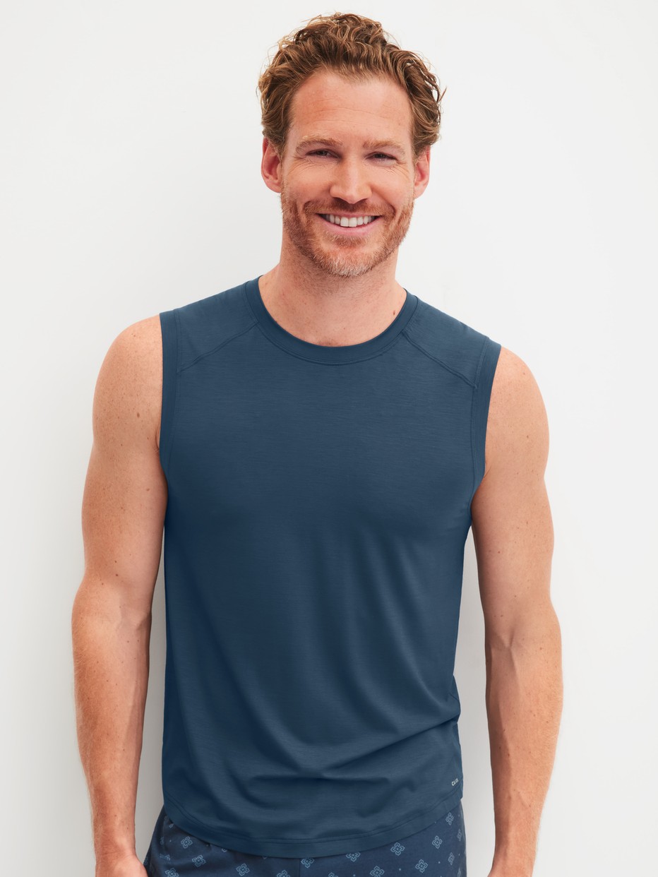 Herren-Model trägt Tank-Top aus Modal in Blau, Einfarbig aus Serie Balanced Day von CALIDA, Vorderansicht