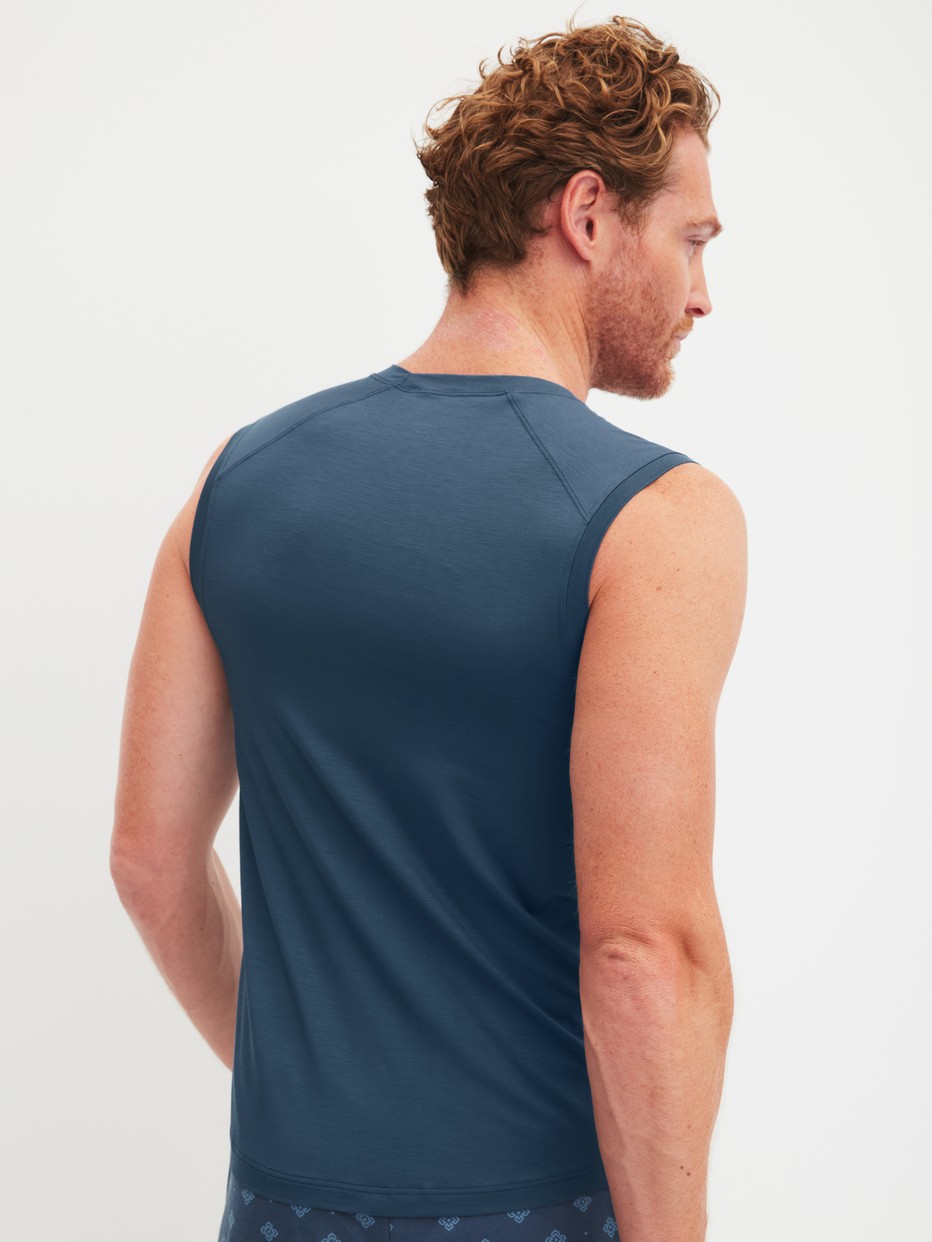 Herren-Model trägt Tank-Top aus Modal in Blau, Einfarbig aus Serie Balanced Day von CALIDA, Rückansicht