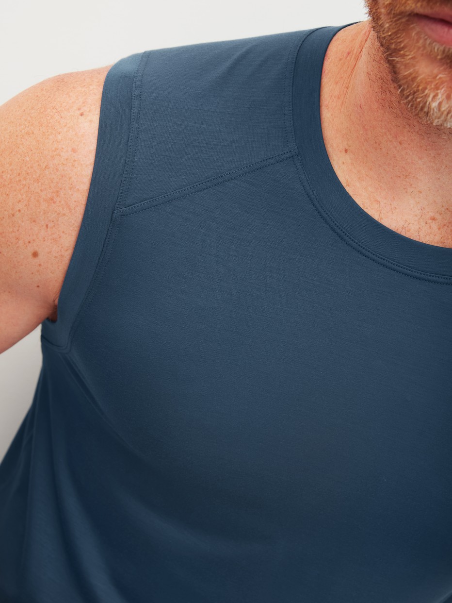 Herren-Model trägt Tank-Top aus Modal in Blau, Einfarbig aus Serie Balanced Day von CALIDA, Detail