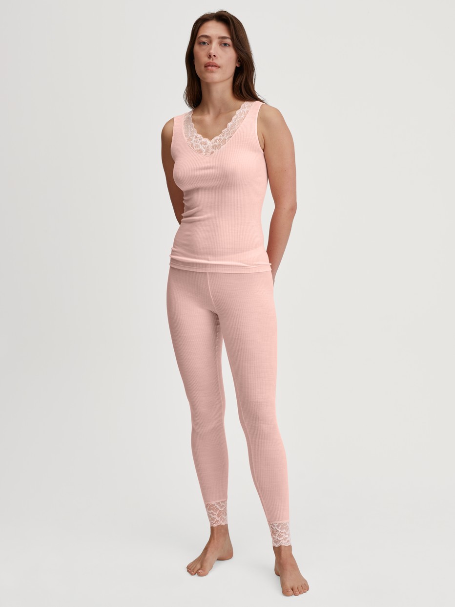 Damen-Model trägt Tank-Top aus Wolle-Seide aus Wolle in Rosa, Spitze aus Serie Silky Wool Joy von CALIDA, Outfit