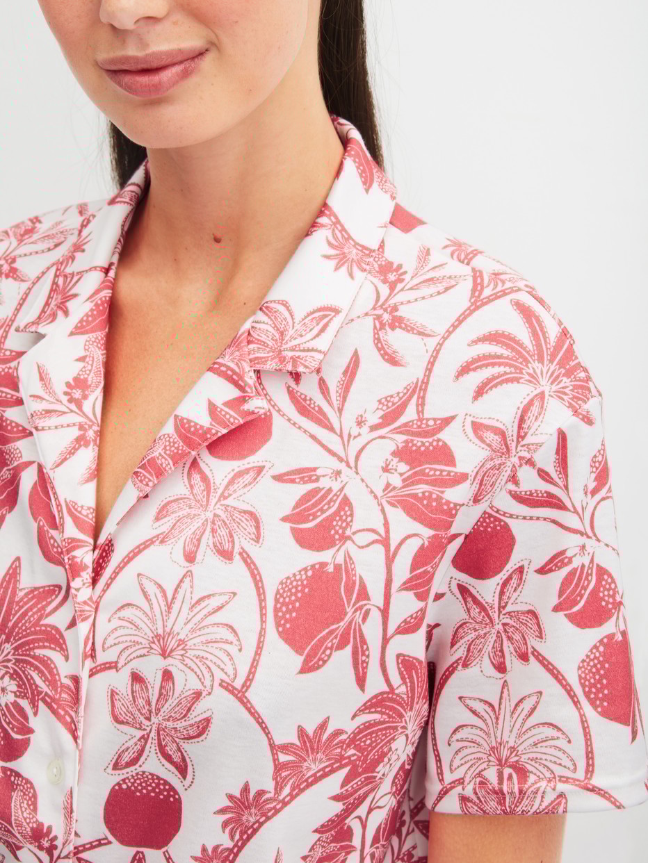 Damen-Model trägt Kurzarm-Shirt mit Knöpfen aus 100% Baumwolle in Orange, Floral aus Serie Favourites Beach von CALIDA, Detail