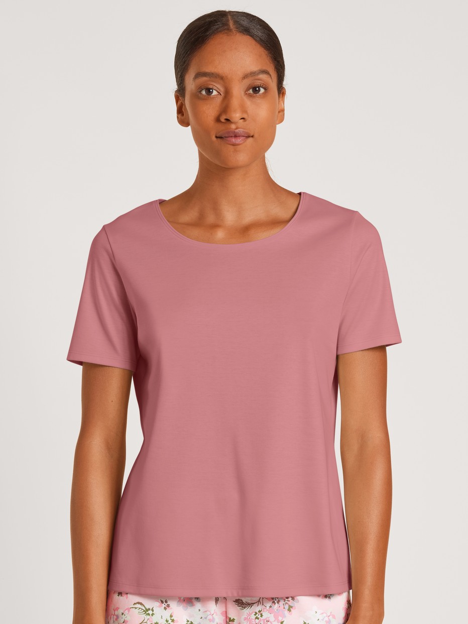 Damen-Model trägt Kurzarm-Shirt aus 100% Baumwolle in Rosa, Einfarbig aus Serie Favourites Xtra von CALIDA, Vorderansicht