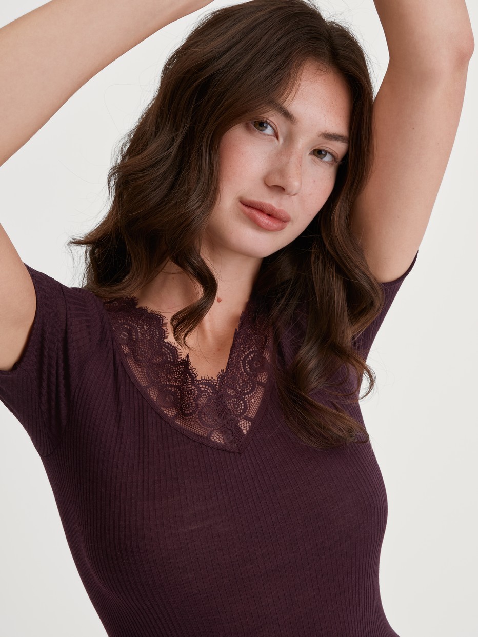 Le mannequin Femme porte le/la T-shirt à manches courtes en laine et soie en Laine de couleur Rouge, Dentelle, de la série Silky Wool Joy de CALIDA, Détail