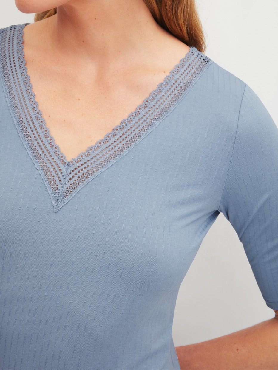 La modella / Il modello Donna indossa Shirt a manica corta in Modal di colore Blu, Tinta unita, della serie Etude Ajours di CALIDA, Dettaglio