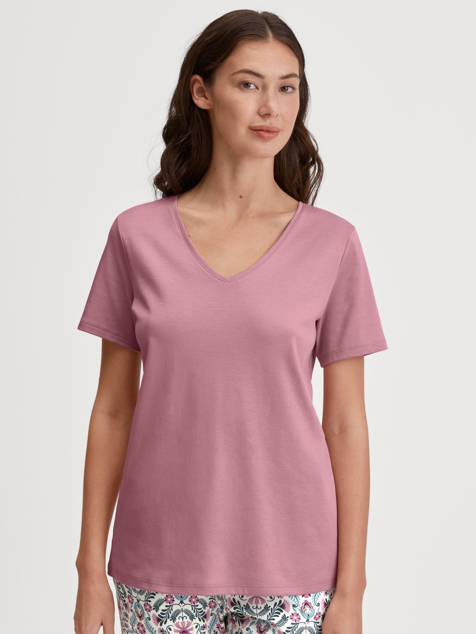 Women model is wearing Short-sleeved shirt made of 100% Cotton in Pink, Unicoloured from the Favourites Botanic series by CALIDA, Front view