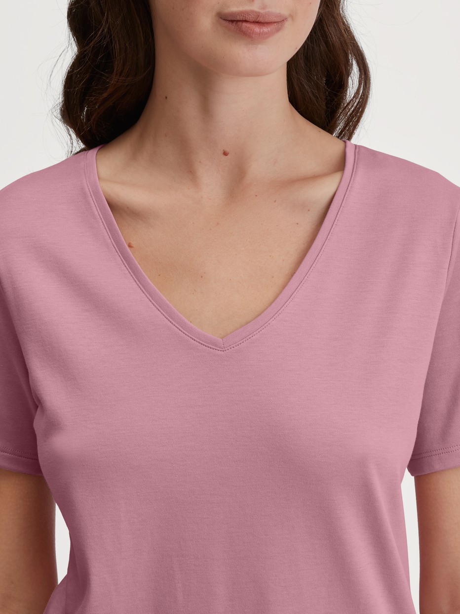 Women model is wearing Short-sleeved shirt made of 100% Cotton in Pink, Unicoloured from the Favourites Botanic series by CALIDA, Detail