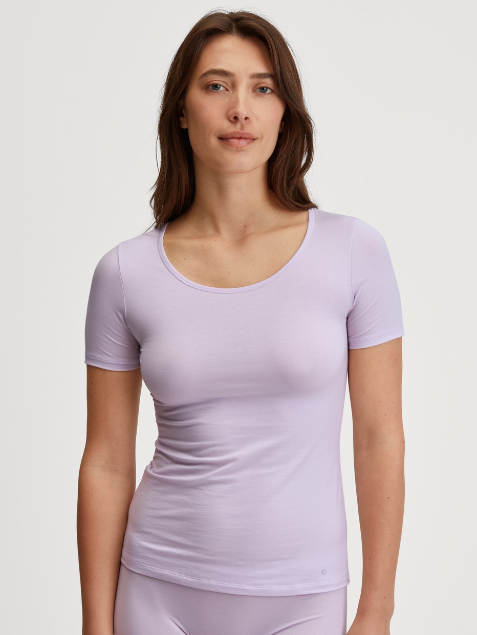 Damen-Model trägt T-Shirt, Rundhals aus Baumwolle in Violett, Einfarbig aus Serie Natural Comfort von CALIDA, Vorderansicht