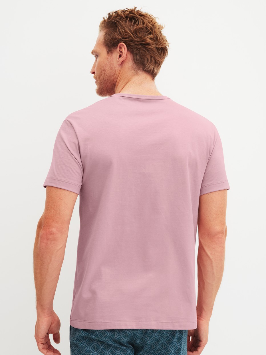 Herren-Model trägt Kurzarm-Shirt aus 100% Baumwolle in Violett, Einfarbig aus Serie RMX Sleep Leisure von CALIDA, Rückansicht