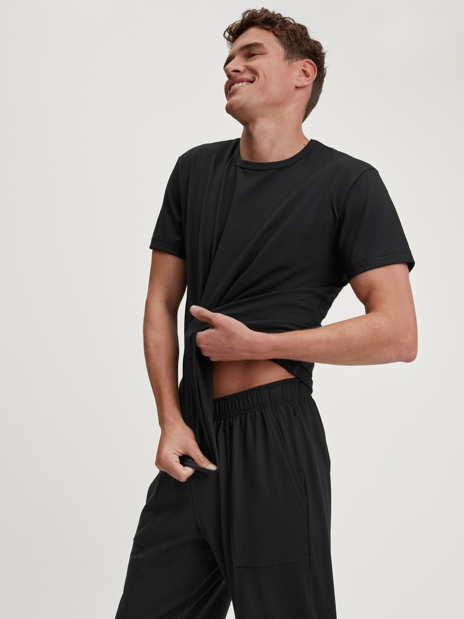Men model is wearing Short-sleeved shirt made of 100% Cotton in Black, Unicoloured from the RMX Sleep Leisure series by CALIDA, Front view
