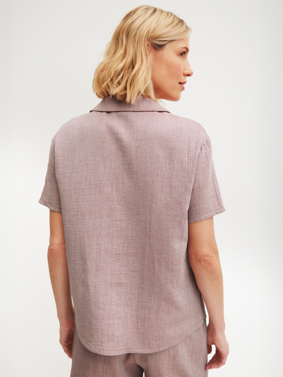 Le mannequin Femme porte le/la Chemise à manches courtes avec boutons en 100% coton de couleur Marron, Unicolore, de la série Favourites Tiles de CALIDA, Vue arrière
