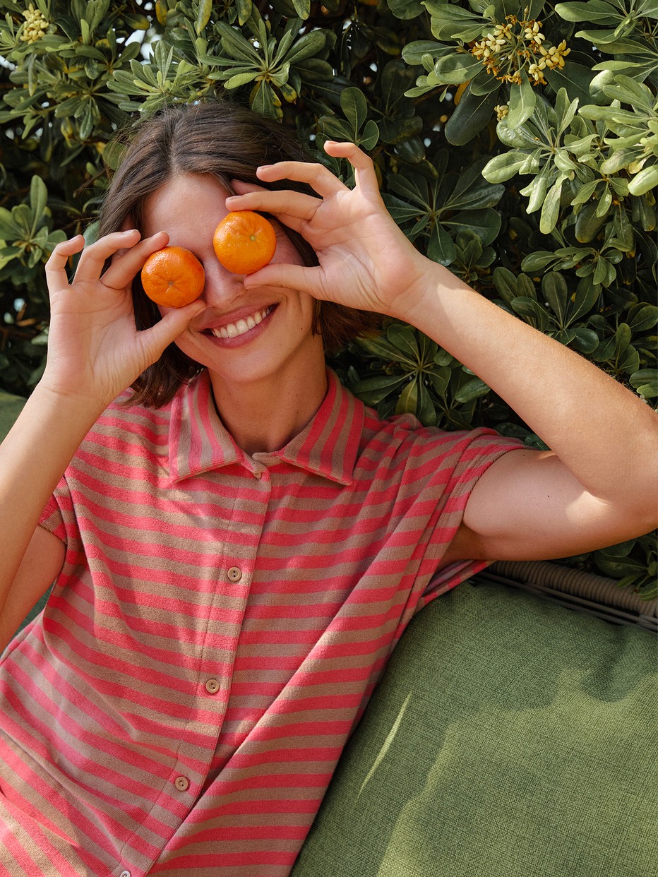 Damen-Model trägt Kurzarm-Shirt mit Knöpfen aus Terry aus Baumwolle in Braun, Gestreift aus Serie Lounge Stripe von CALIDA, Vorderansicht