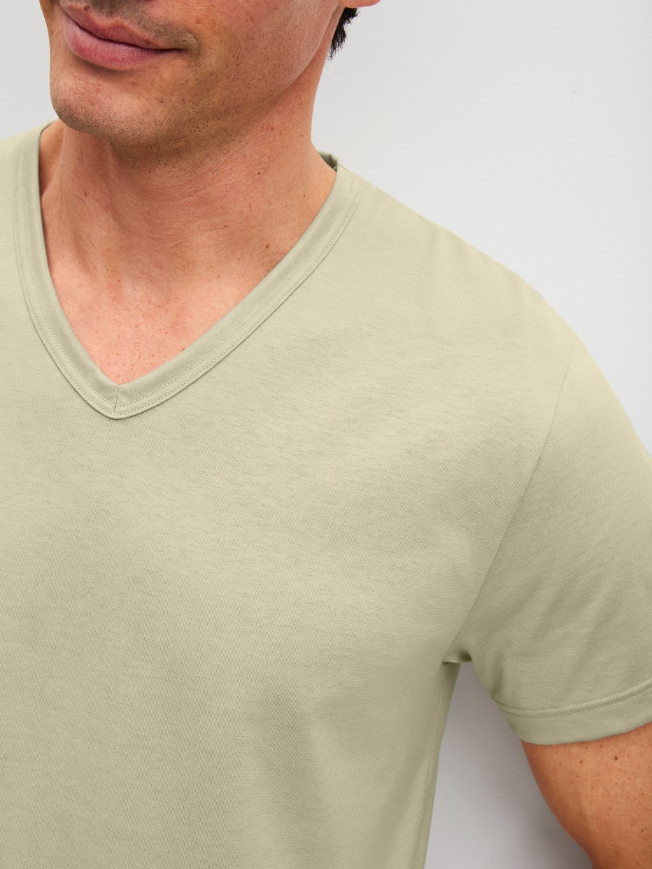 Men model is wearing Short-sleeved shirt made of 100% Cotton in Green, Unicoloured from the RMX Sleep Leisure series by CALIDA, Detail