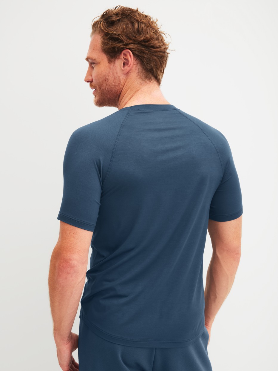 Herren-Model trägt Kurzarm-Shirt aus Modal in Blau, Einfarbig aus Serie Balanced Day von CALIDA, Rückansicht
