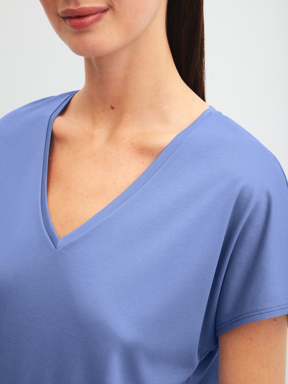 Women model is wearing Short-sleeved shirt with V-neck made of Cotton in Blue, Unicoloured from the Favourites Ocean series by CALIDA, Detail