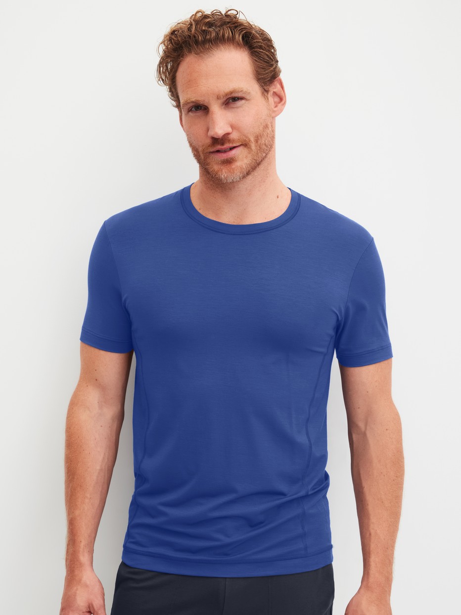 Herren-Model trägt Kurzarm-Shirt aus Modal in Blau, Einfarbig aus Serie DSW Balancing von CALIDA, Vorderansicht