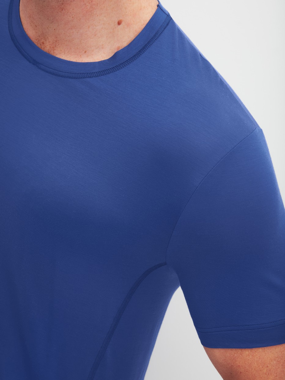 Herren-Model trägt Kurzarm-Shirt aus Modal in Blau, Einfarbig aus Serie DSW Balancing von CALIDA, Detail