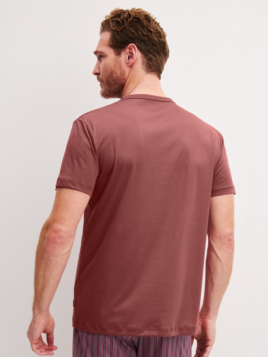 La modella / Il modello Uomo indossa Maglietta a maniche corte in Cotone di colore Arancione, Tinta unita, della serie RMX Sleep Superlight di CALIDA, Vista posteriore