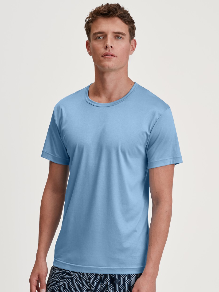 Men model is wearing Short-sleeved shirt made of Cotton in Blue, Unicoloured from the RMX Sleep Free series by CALIDA, Front view