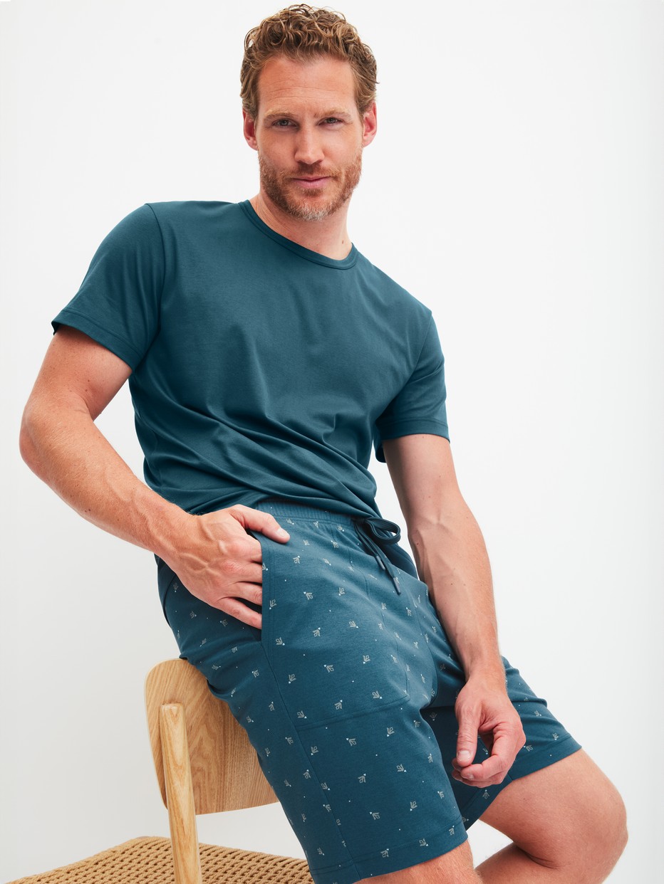 Herren-Model trägt Kurzarm-Shirt aus Pima® Baumwolle in Türkis, Einfarbig aus Serie RMX Sleep Free von CALIDA, Zusatzbild