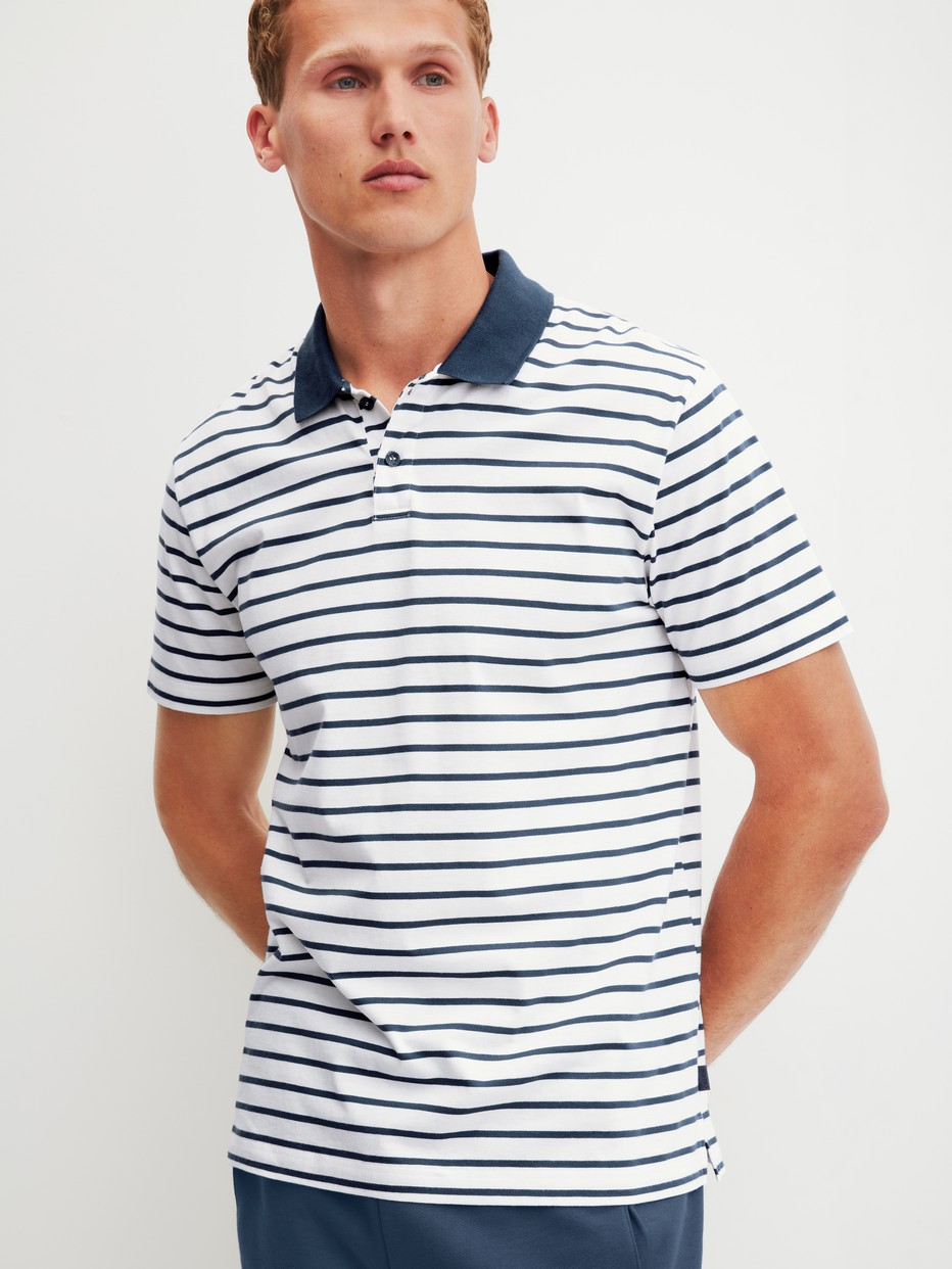 La modella / Il modello Uomo indossa polo in 100% cotone di colore Blu, A righe, della serie RMX Lounge Journey di CALIDA, Vista frontale