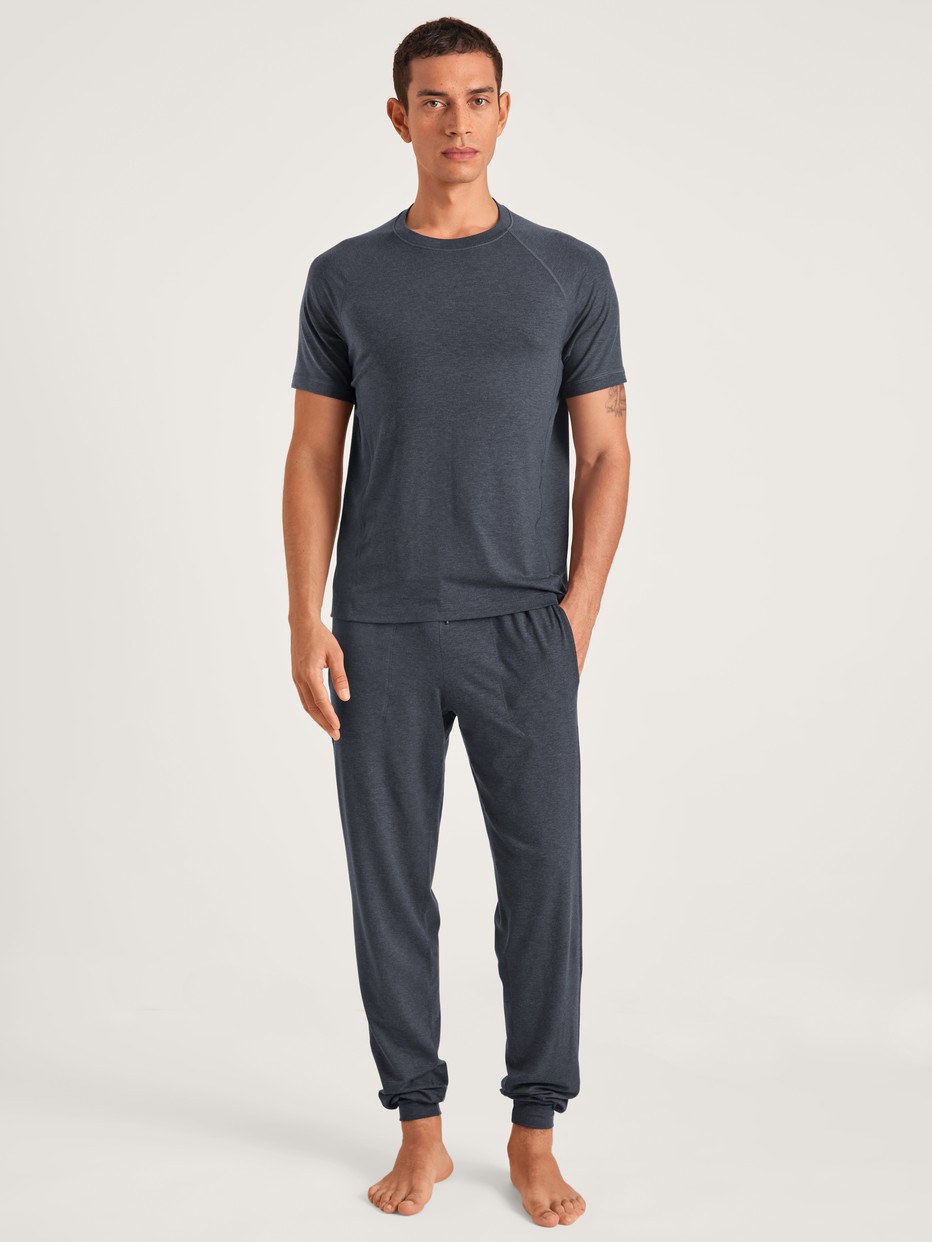Herren-Model trägt Kurzarm-Shirt aus Lyocell in Grau, Einfarbig aus Serie DSW Warming von CALIDA, Vorderansicht, Outfit