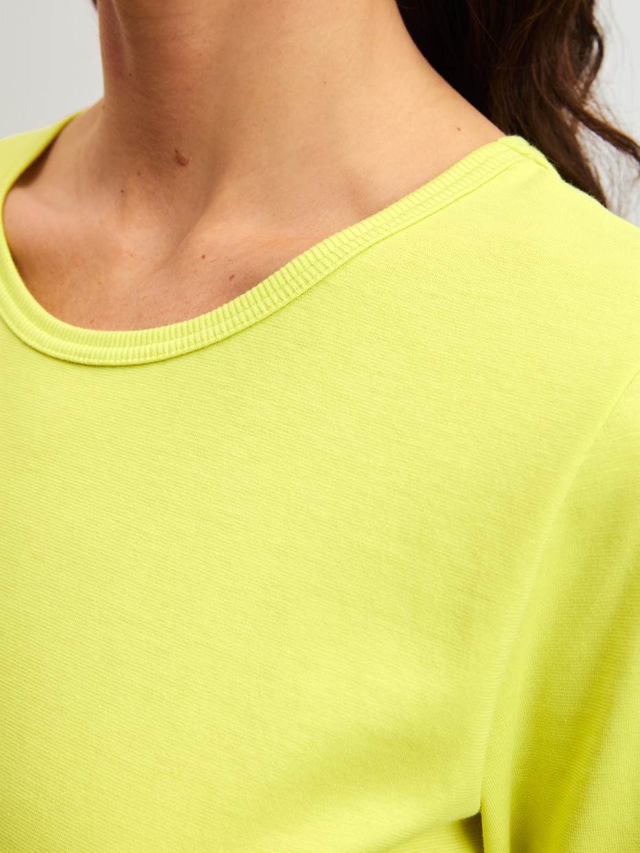 Women model is wearing Short-sleeved shirt made of 100% Cotton in Green, Unicoloured from the Late Bloom M&M series by CALIDA, Detail