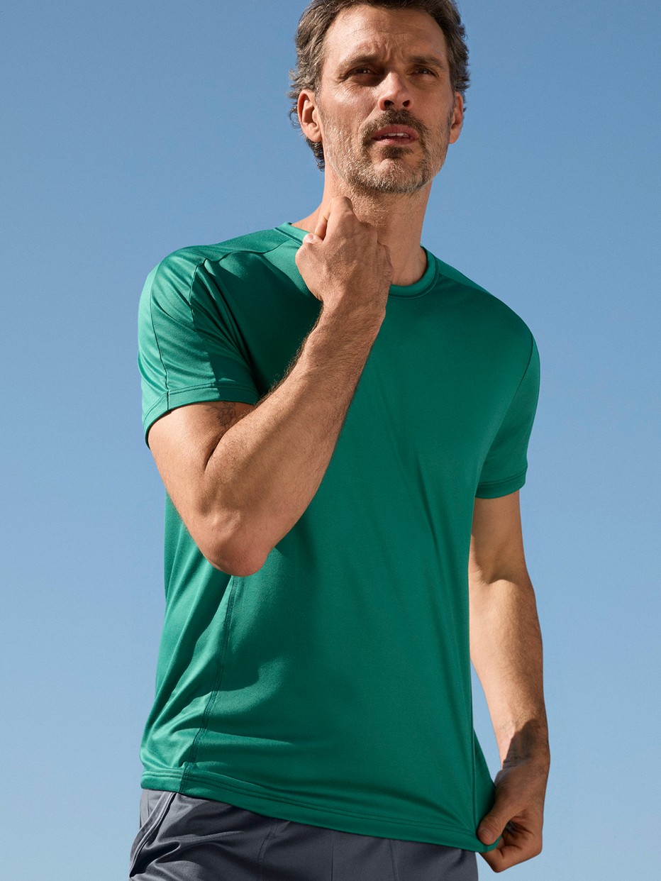 La modella / Il modello Uomo indossa Shirt a manica corta in Lyocell di colore Verde, Tinta unita, della serie DSW Cooling di CALIDA, Vista frontale