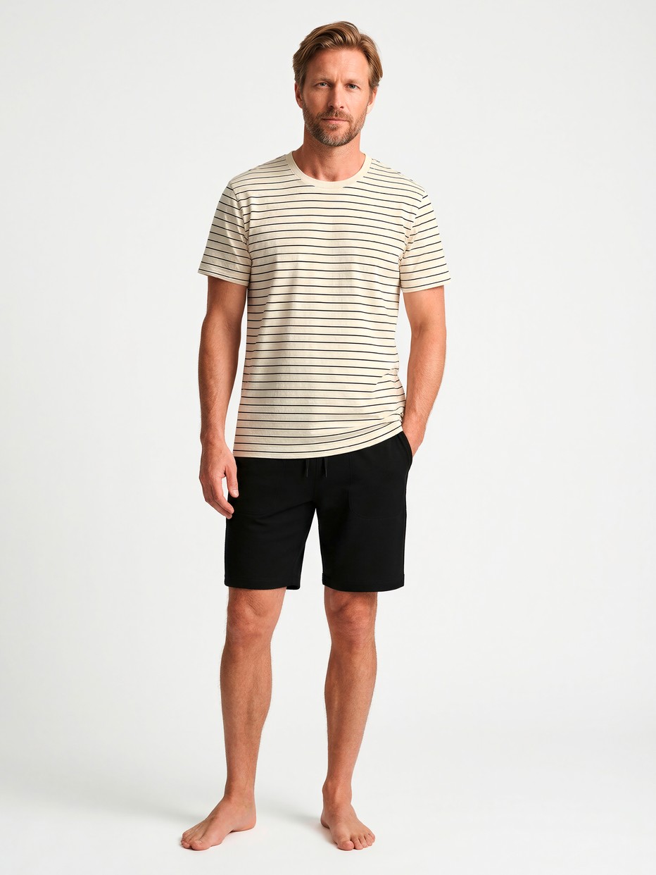 Herren-Model trägt Kurzarm-Shirt aus Viskose in Beige, Gestreift aus Serie RMX Lounge Lecce von CALIDA, Outfit