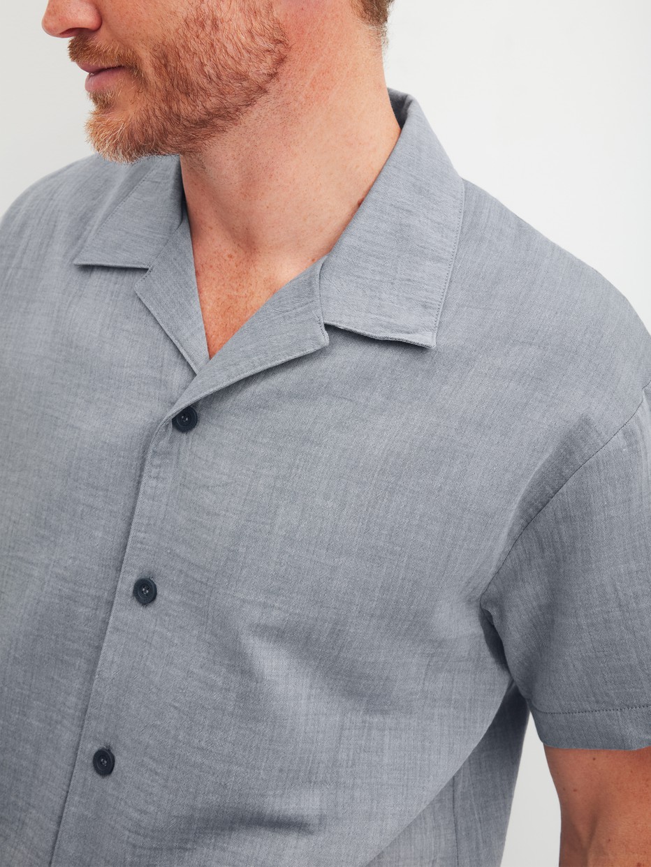 Herren-Model trägt Kurzes Hemd mit Knopfleiste aus 100% Baumwolle in Grau, Einfarbig aus Serie RMX Sleep Journey von CALIDA, Detail