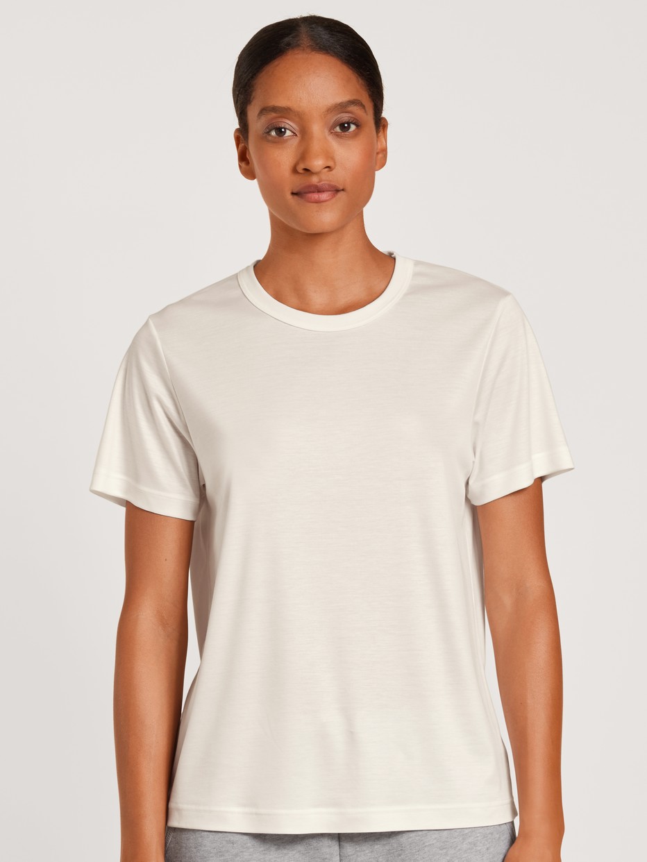 Damen-Model trägt Kurzarm-Shirt aus Modal in Weiß, Einfarbig aus Serie Lounge & Relax von CALIDA, Vorderansicht