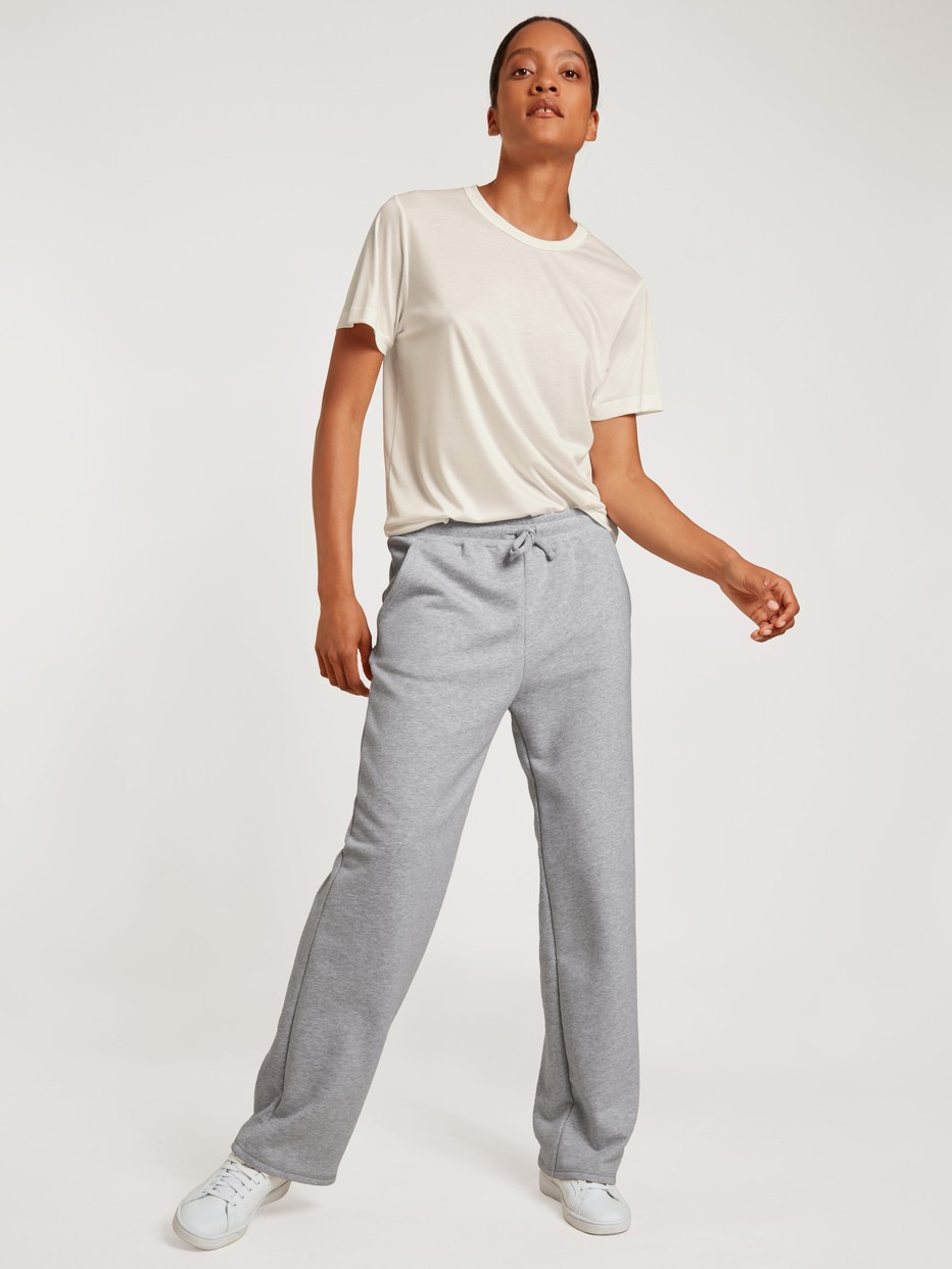 Damen-Model trägt Kurzarm-Shirt aus Modal in Weiß, Einfarbig aus Serie Lounge & Relax von CALIDA, Vorderansicht, Outfit