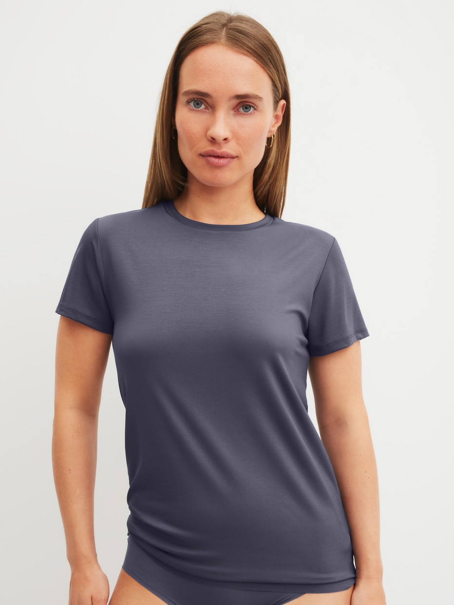 Damen-Model trägt Kurzarm-Shirt aus Modal in Grau, Einfarbig aus Serie Natural Skin von CALIDA, Vorderansicht