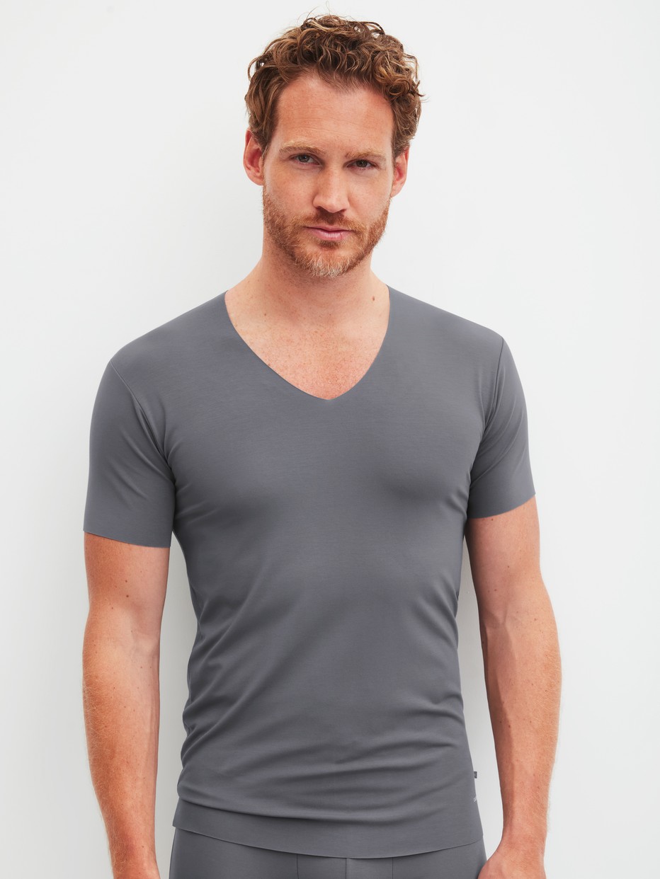 Herren-Model trägt Kurzarm-Shirt, V-Neck aus Modal in Grau, Einfarbig aus Serie Clean Line von CALIDA, Vorderansicht