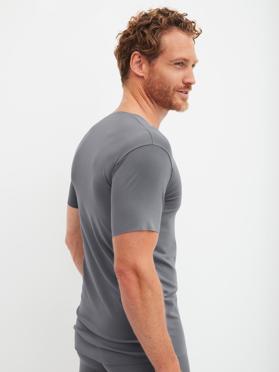 Herren-Model trägt Kurzarm-Shirt, V-Neck aus Modal in Grau, Einfarbig aus Serie Clean Line von CALIDA, Rückansicht