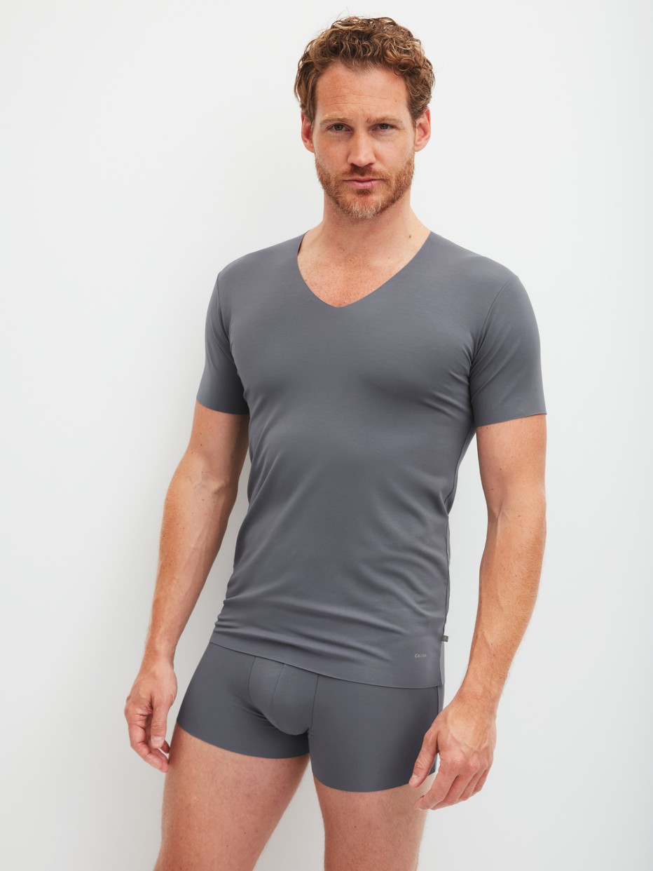 Le mannequin Homme porte le/la T-Shirt à manches courtes en Modal de couleur Gris, Unicolore, de la série Clean Line de CALIDA, Tenue