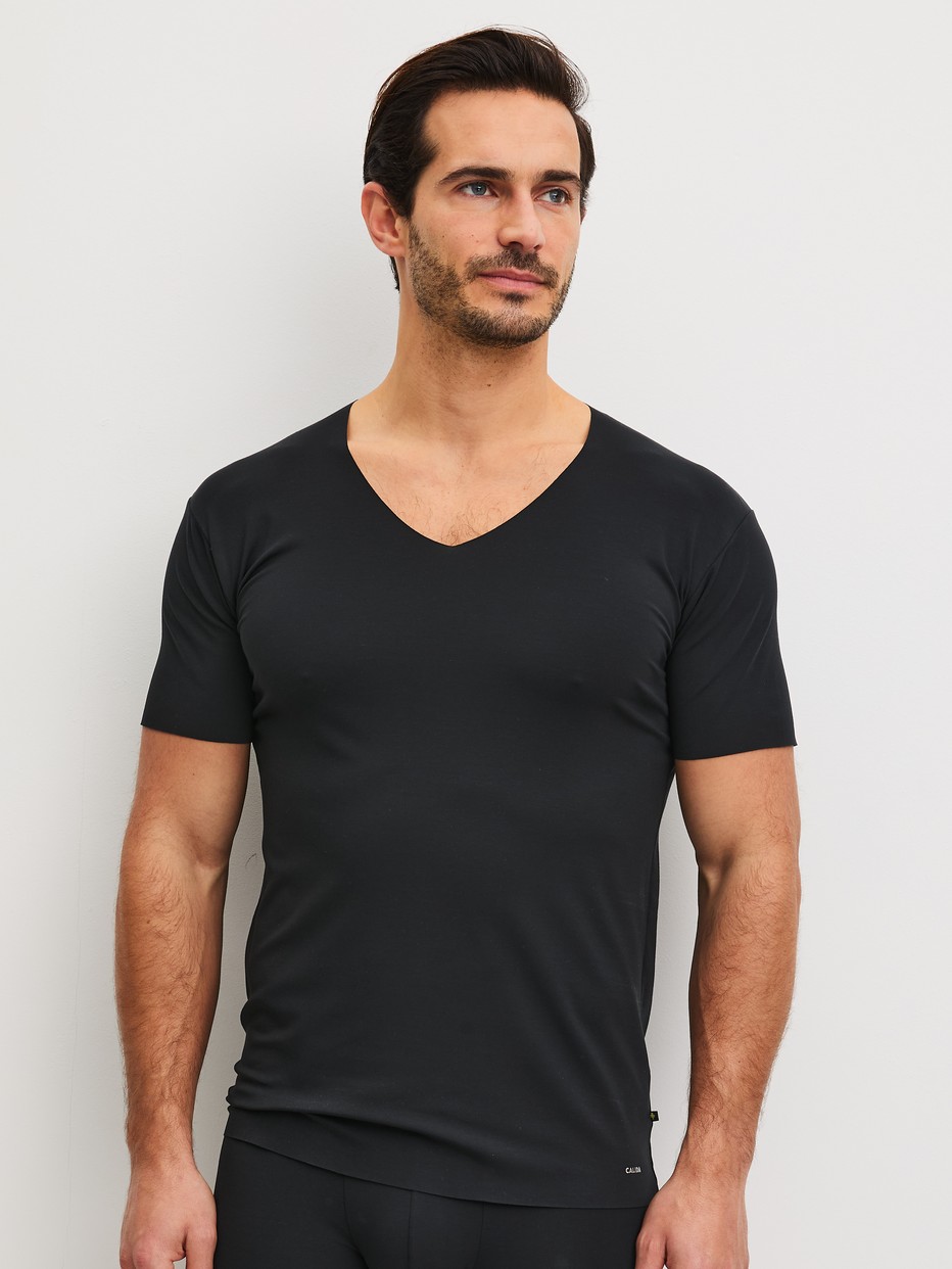 Men model is wearing V-shirt made of Modal in Black, Unicoloured from the Clean Line series by CALIDA, Front view