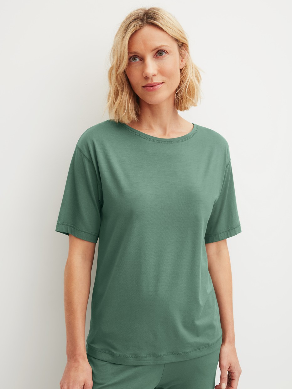 Damen-Model trägt Kurzarm-Shirt aus Modal in Grün, Einfarbig aus Serie DSW Balancing von CALIDA, Vorderansicht